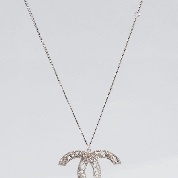 Chanel Silver Metal Large CC Logo Camellia Pendant Necklace - Picture 1 of 6